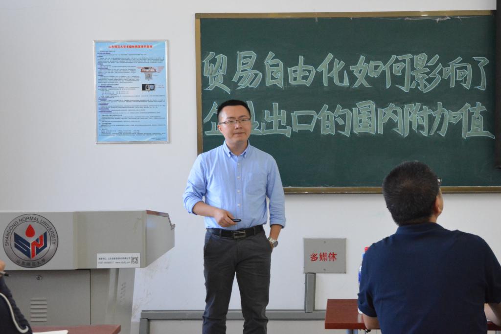 毛其淋副教授作报告